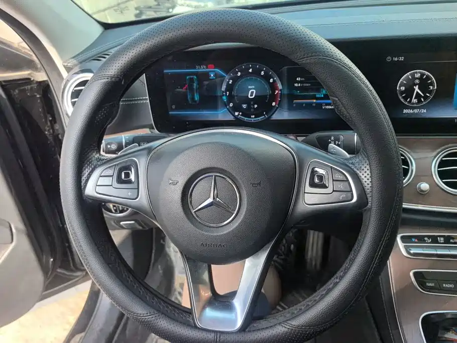 Photo 15 - Mercedes-Benz E-Class