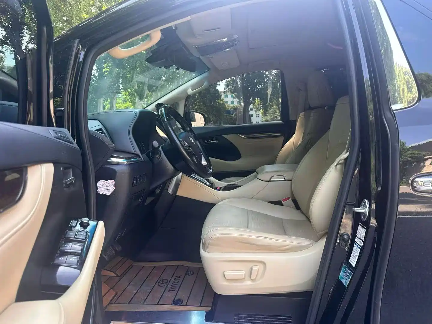 Photo 3 - Toyota Alphard