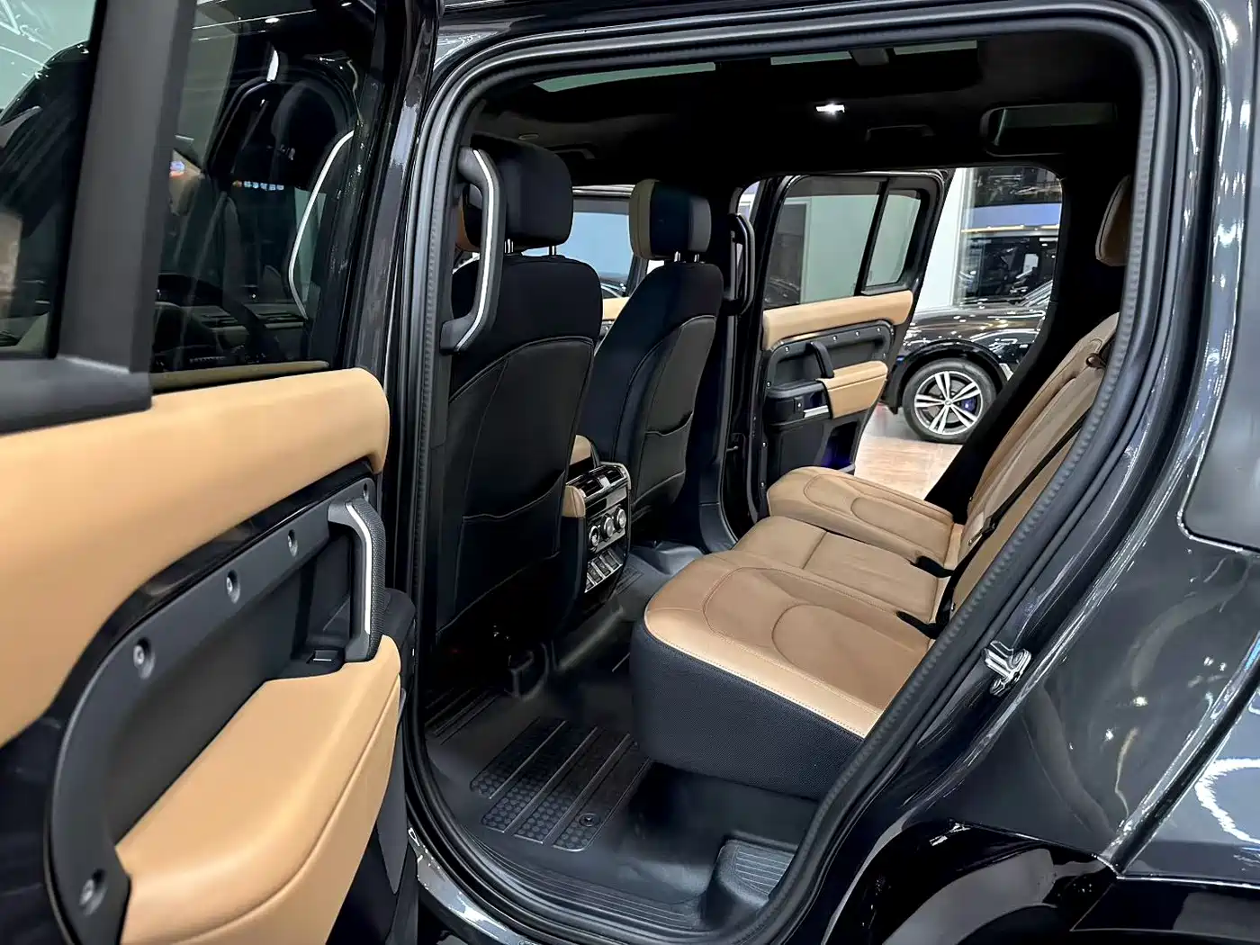 Land Rover Defender 2025 110 3.0T P400 -Dynamic HSE фото 7