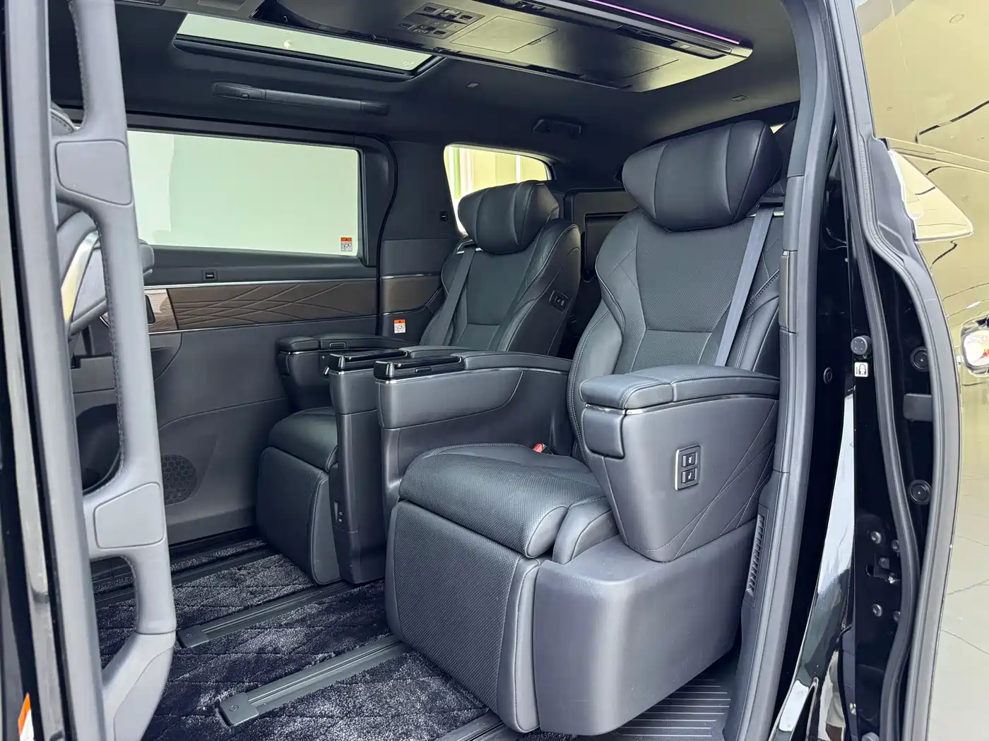 Toyota Vellfire 2024 Crown Hybrid 2.5L Premium Edition фото 4