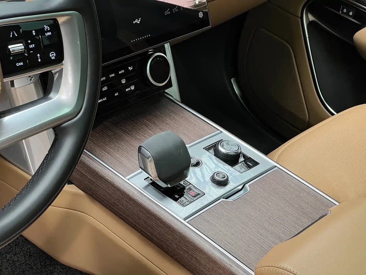 Land Rover Range Rover 2023 3.0 L6 360PS Golden Age Edition фото 19