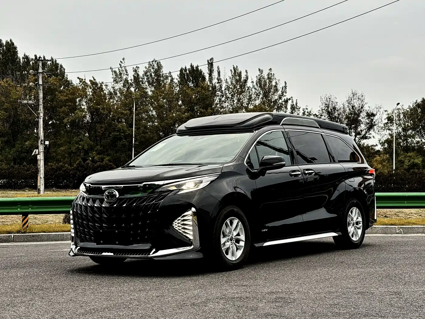 Toyota Granvia 2024 2.5L Hybrid Comfort