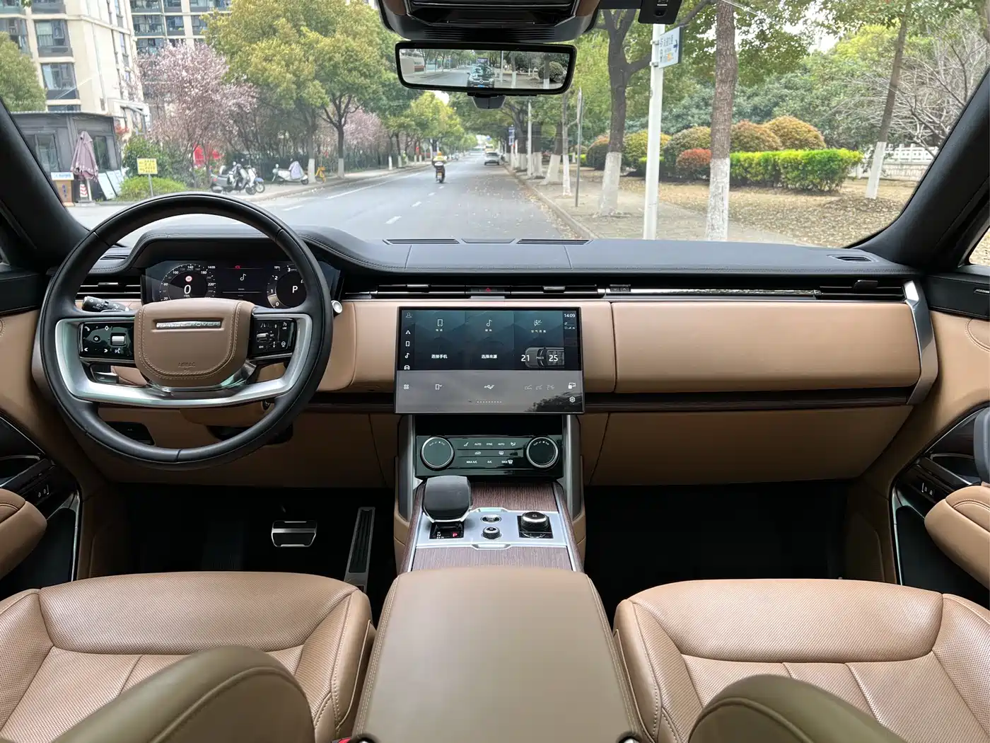 Land Rover Range Rover 2023 3.0 L6 360PS Golden Age Edition фото 8
