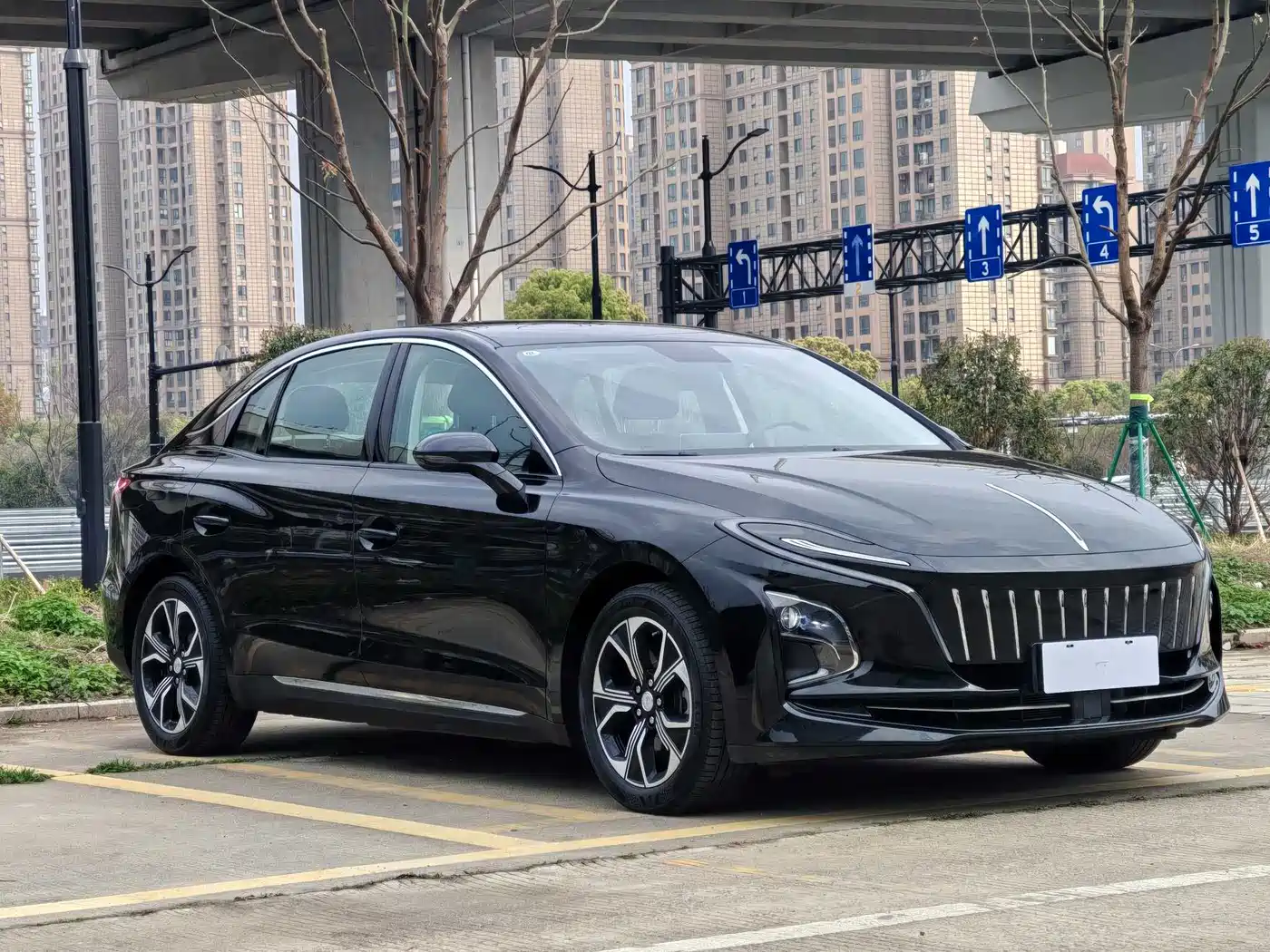 Hongqi E-QM5 2023 Facelift Basic Travel Edition фото 3