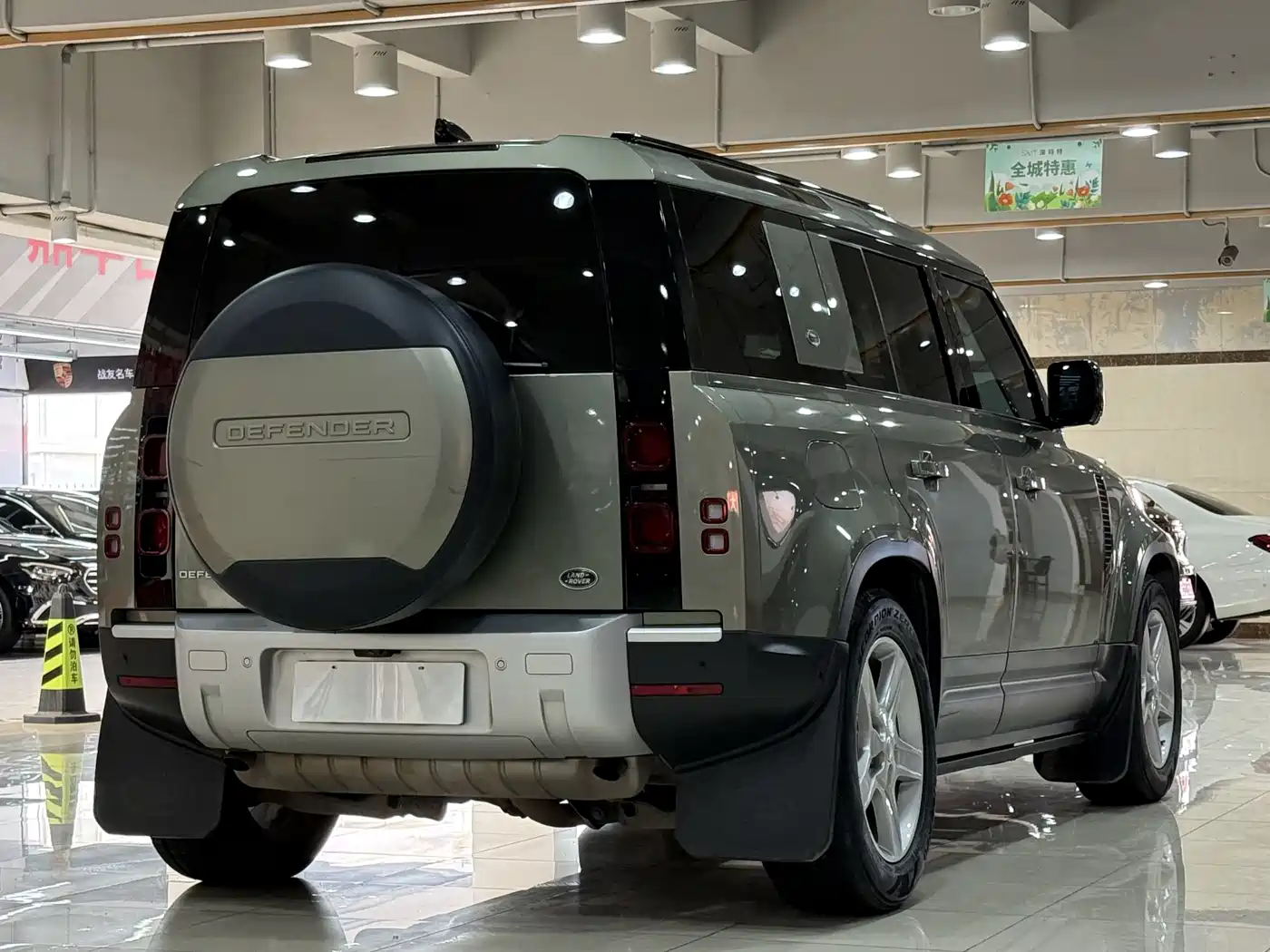 Land Rover Defender 2020 Model 110 P400 HSE фото 19
