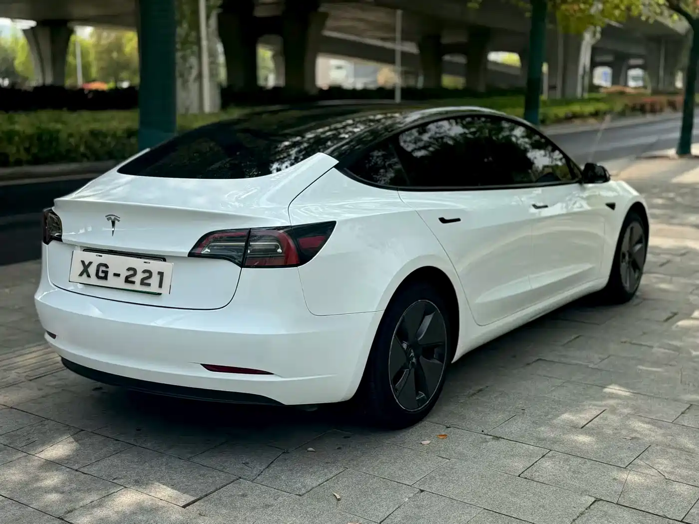 TESLA MODEL 3