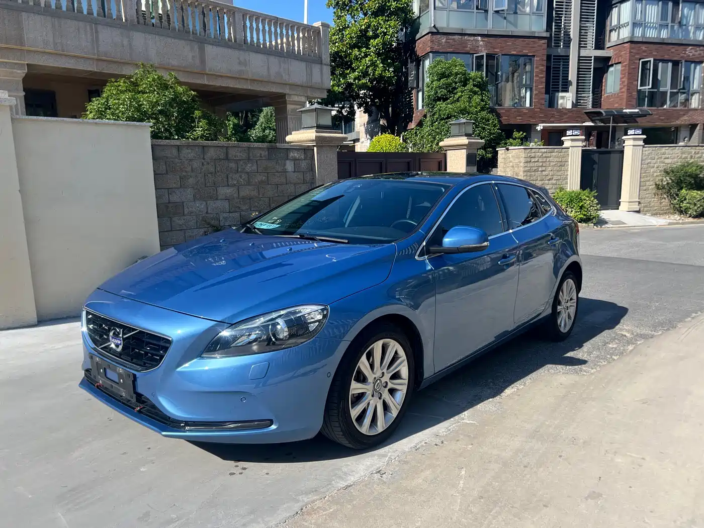 Фото 1 - Volvo V40