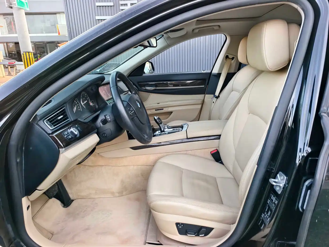 BMW 7 Series 2009 Model 740Li Leading Edition фото 5