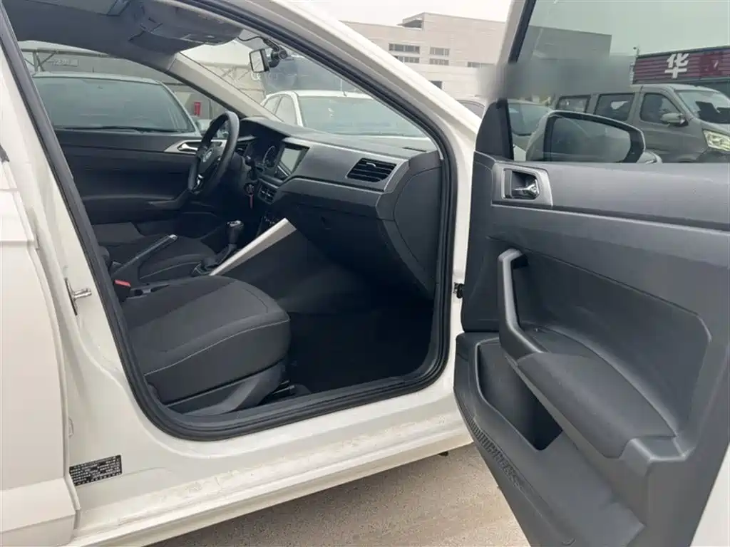 Volkswagen Polo 2019 Plus 1.5L Automatic Panorama Enjoyment Edition фото 12