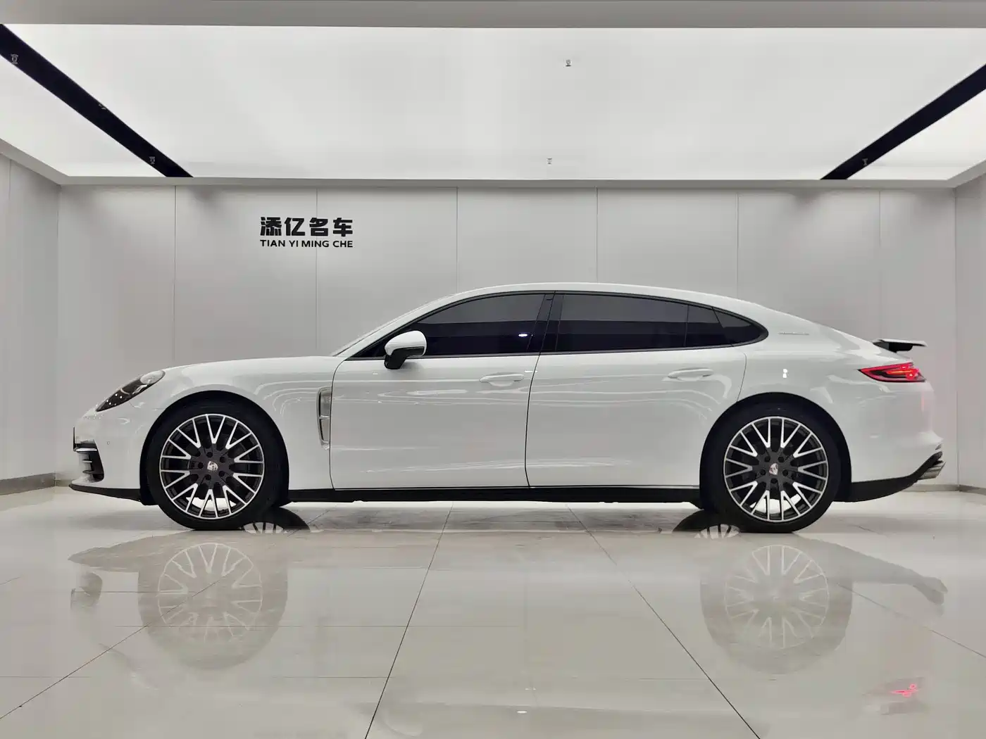 Porsche Panamera 2017 Panamera 4 Executive Long Wheelbase 3.0T фото 4