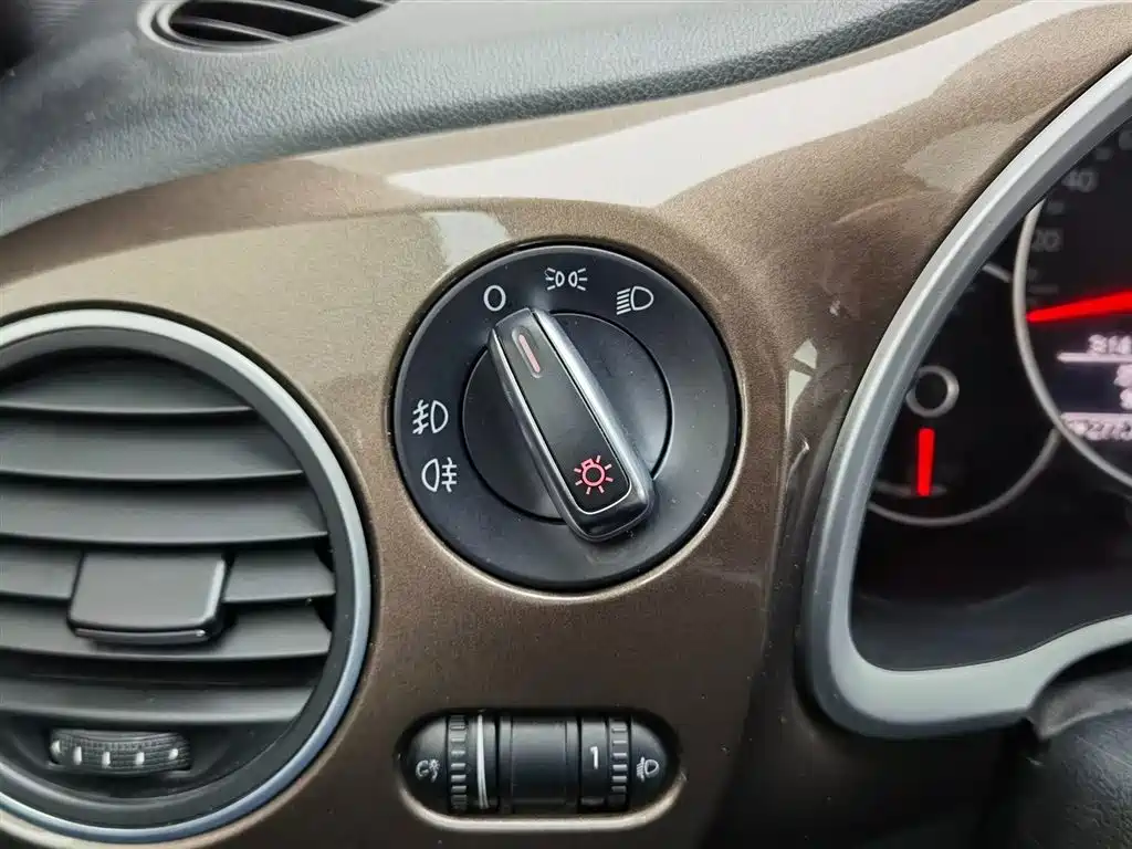 Volkswagen Beetle 2014 1.4TSI Fashion Edition фото 18