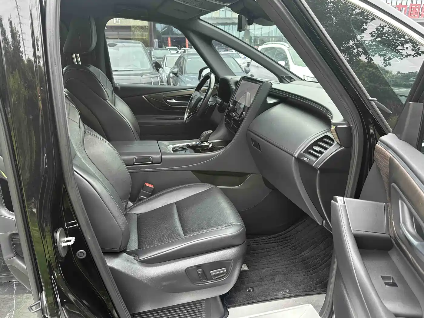 Toyota Vellfire 2024 Crown Hybrid 2.5L Executive Premium Edition фото 10