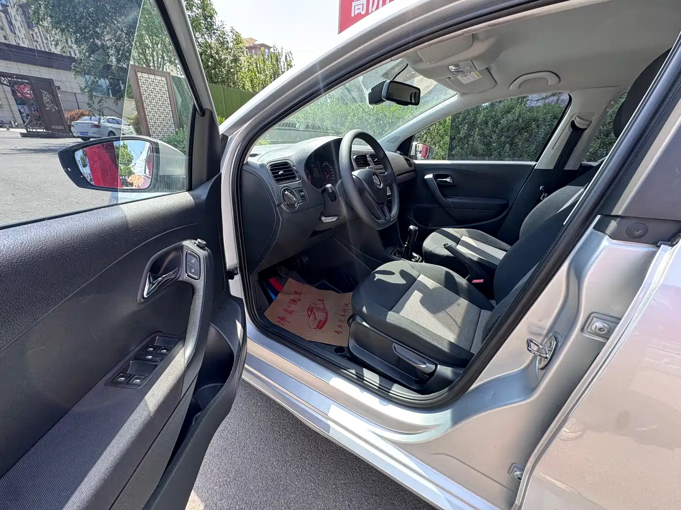 Volkswagen Polo 2014 1.4L Manual Trend Edition фото 7