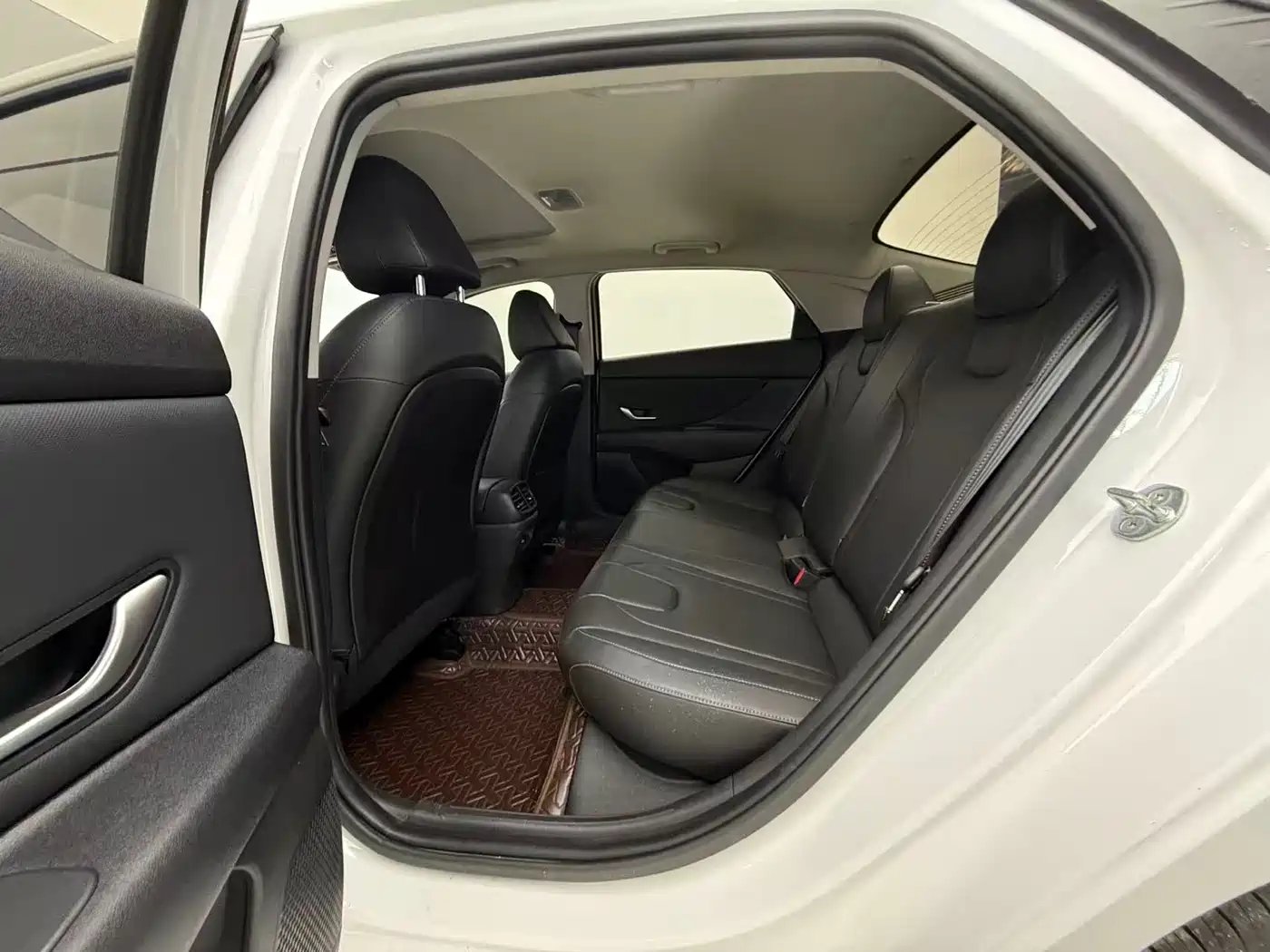 Hyundai Elantra 2022 1.5L CVT LUX Premium Edition фото 11