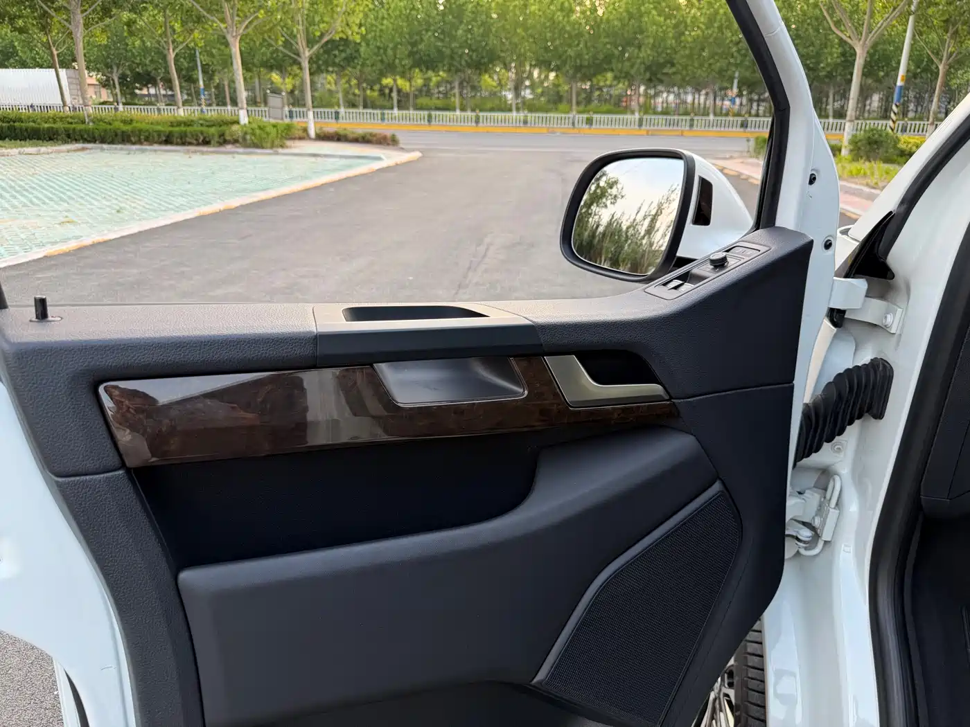 Volkswagen Multivan 2019 2.0TSI 4WD Premium 7-seater фото 13