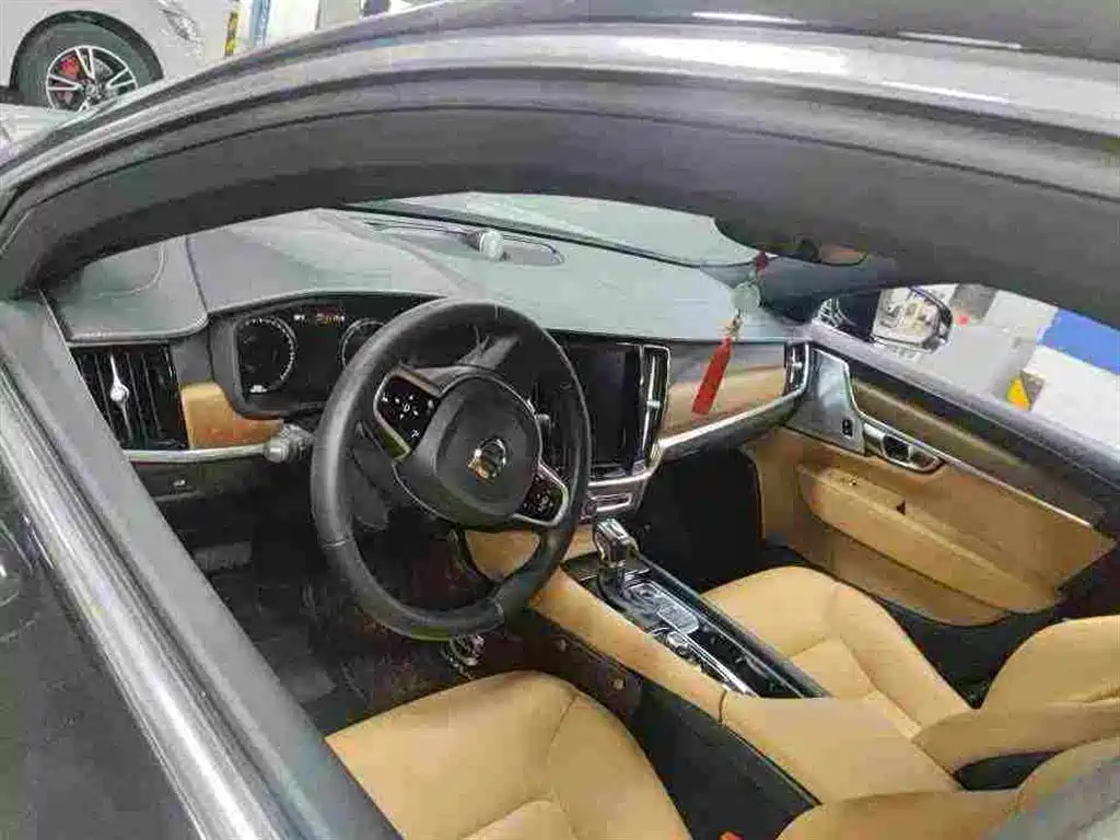 Photo 2 - Volvo S90