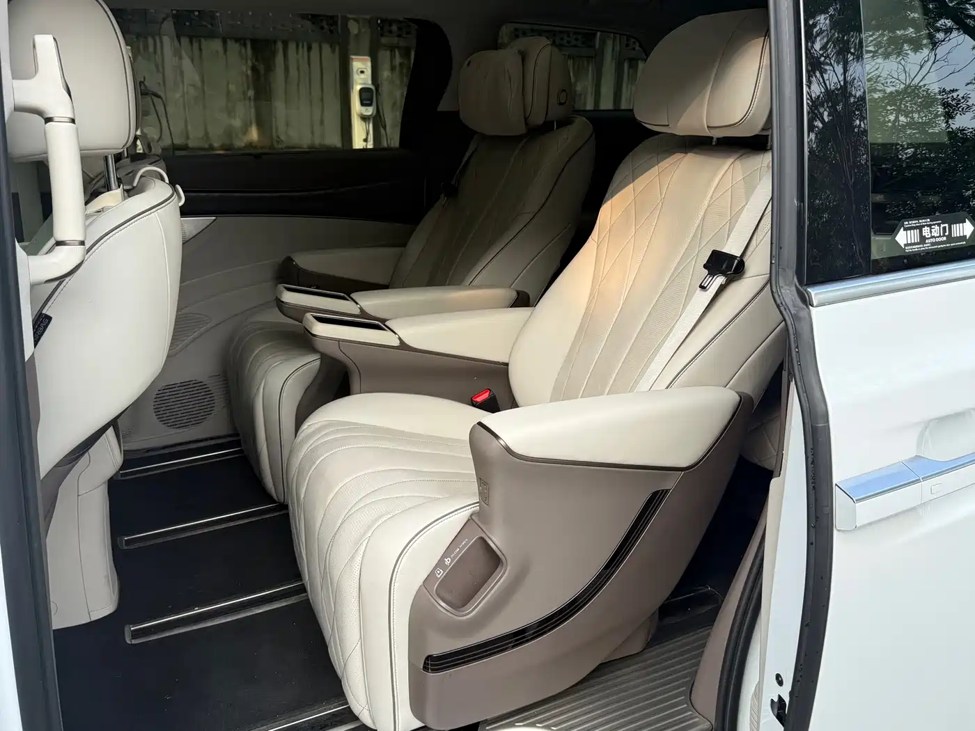 Denza D9 2022 DM-i 1040 Premium фото 10