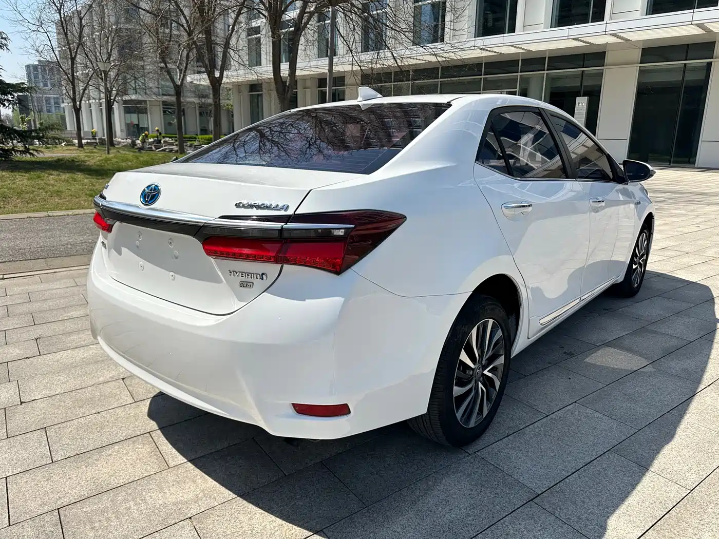 Toyota Corolla 2016 Hybrid 1.8L E-CVT Luxury Edition фото 3