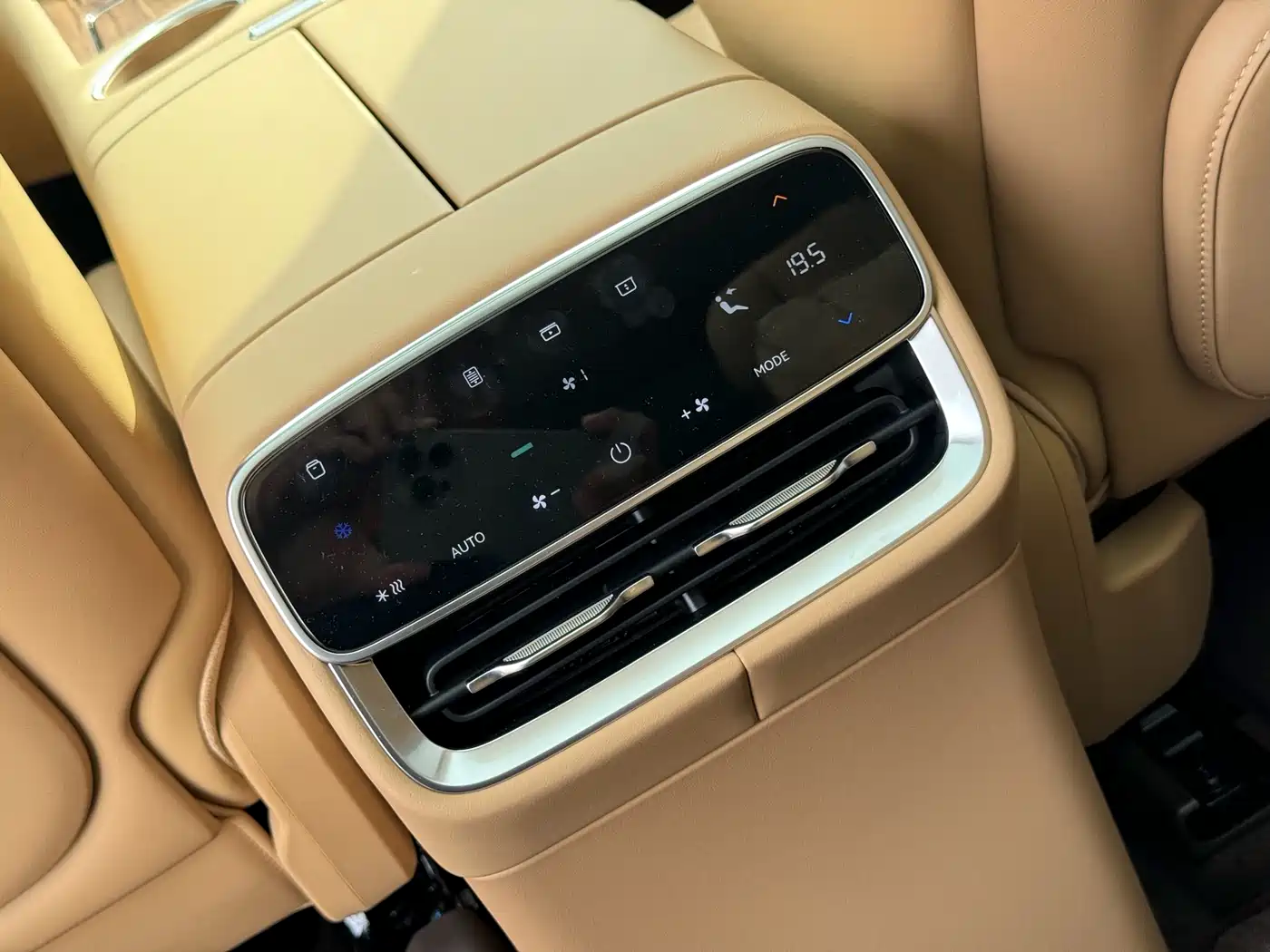 AITO Wenjie AITO M8 2025 Model Extended Range Ultra Edition 53.4kWh 5-Seater фото 15