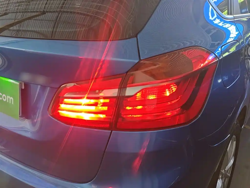 BMW 2 Series Touring 2018 218i Sport Line фото 8