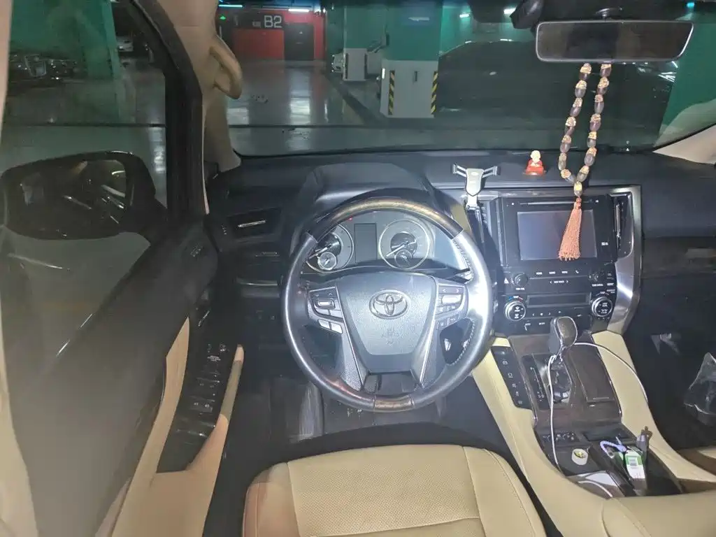 Photo 3 - Toyota Vellfire