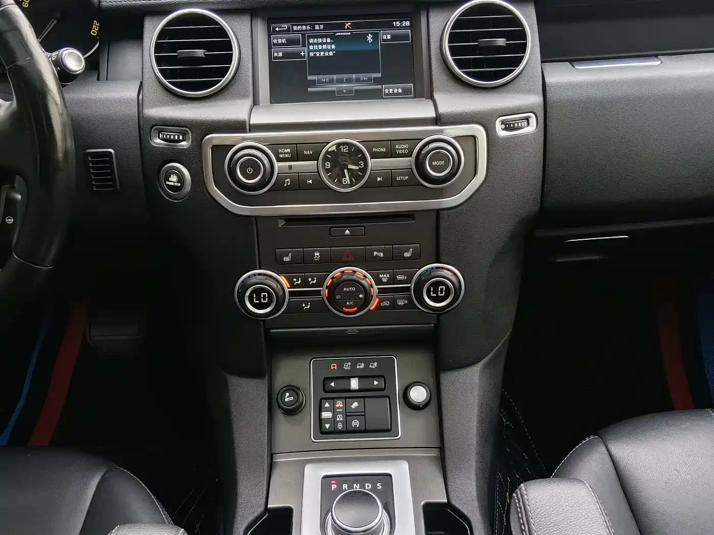Land Rover Discovery 2015 3.0 SC V6 SE фото 12