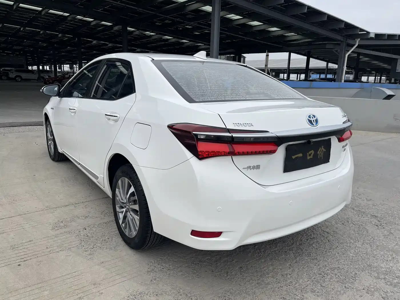 Toyota Corolla 2016 Dual Hybrid 1.8L E-CVT Elite Edition фото 9