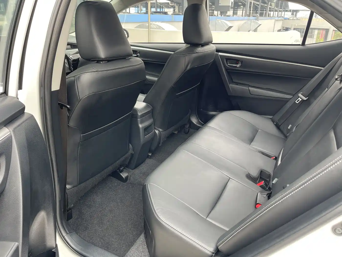 Toyota Corolla 2016 Dual Hybrid 1.8L E-CVT Elite Edition фото 6