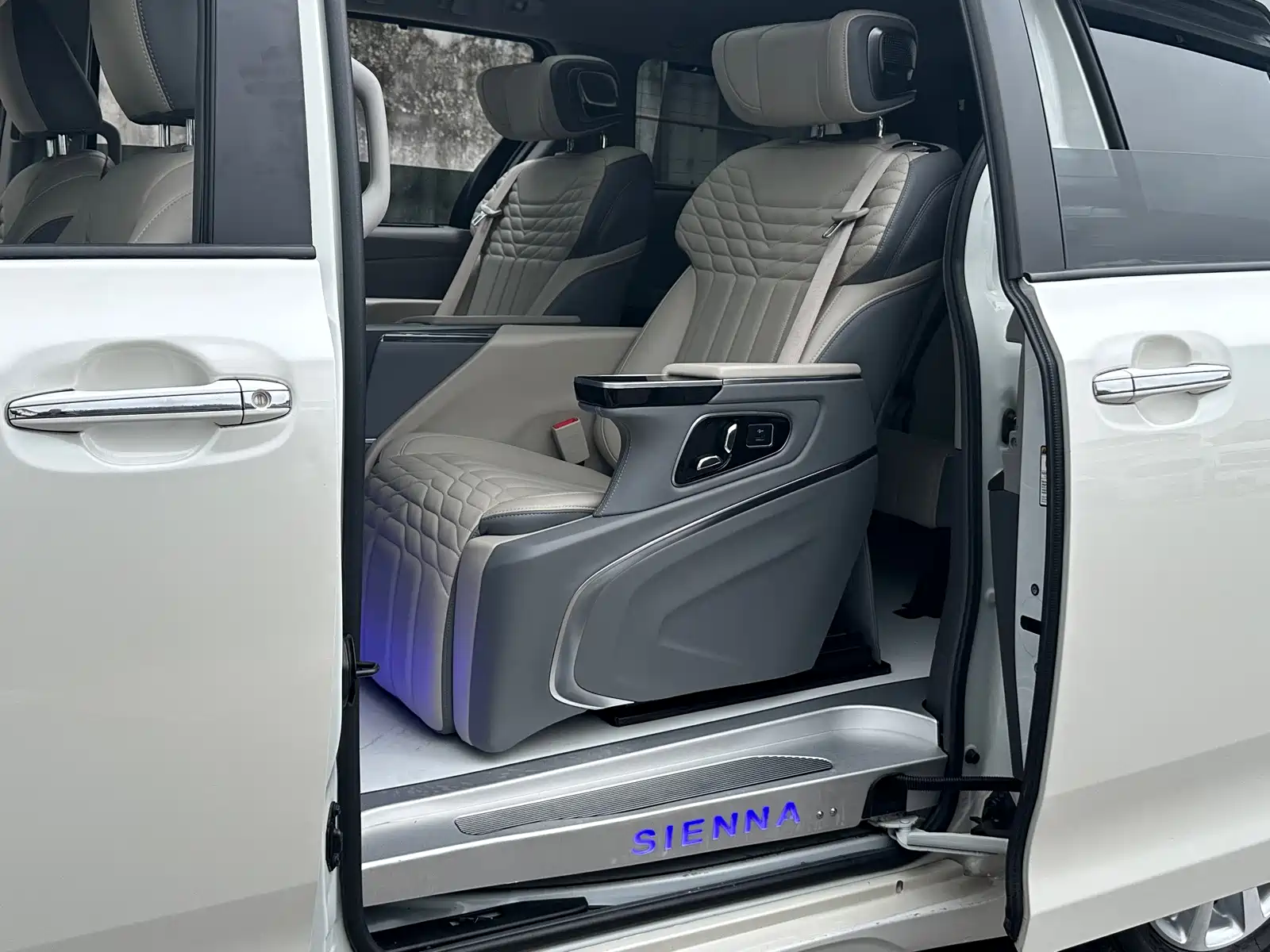 Photo 13 - Toyota Sienna