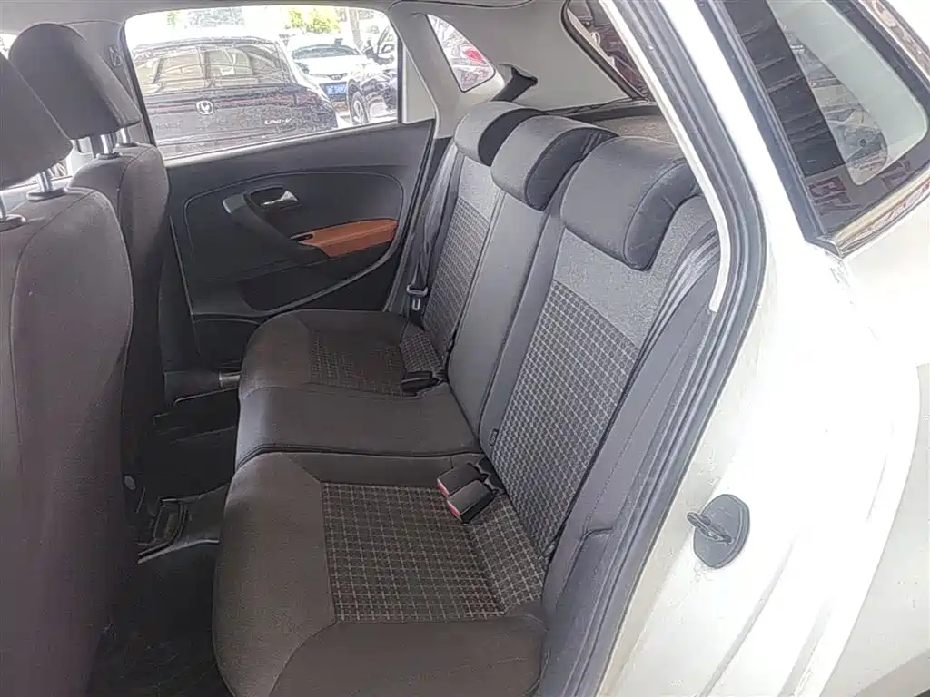 Volkswagen Polo 2014 1.6L Manual Comfort Edition фото 17