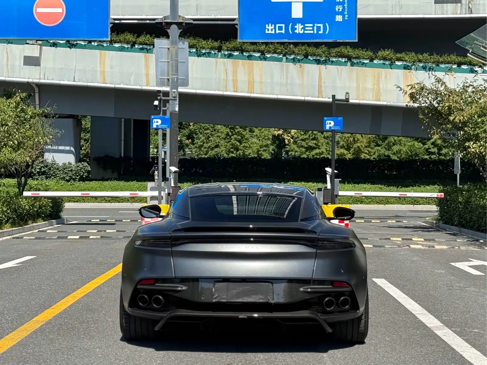 Фото 8 - Aston Martin DBS