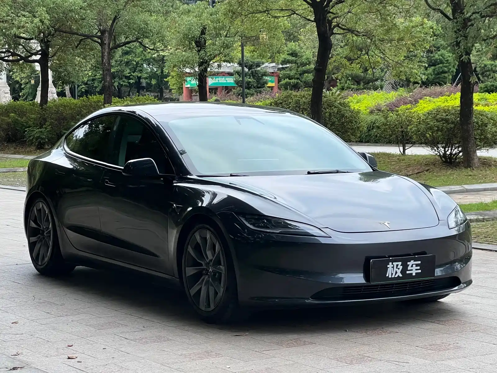 Фото 3 - Tesla Model 3