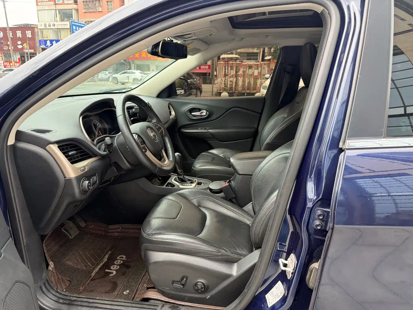Photo 4 - Jeep Cherokee