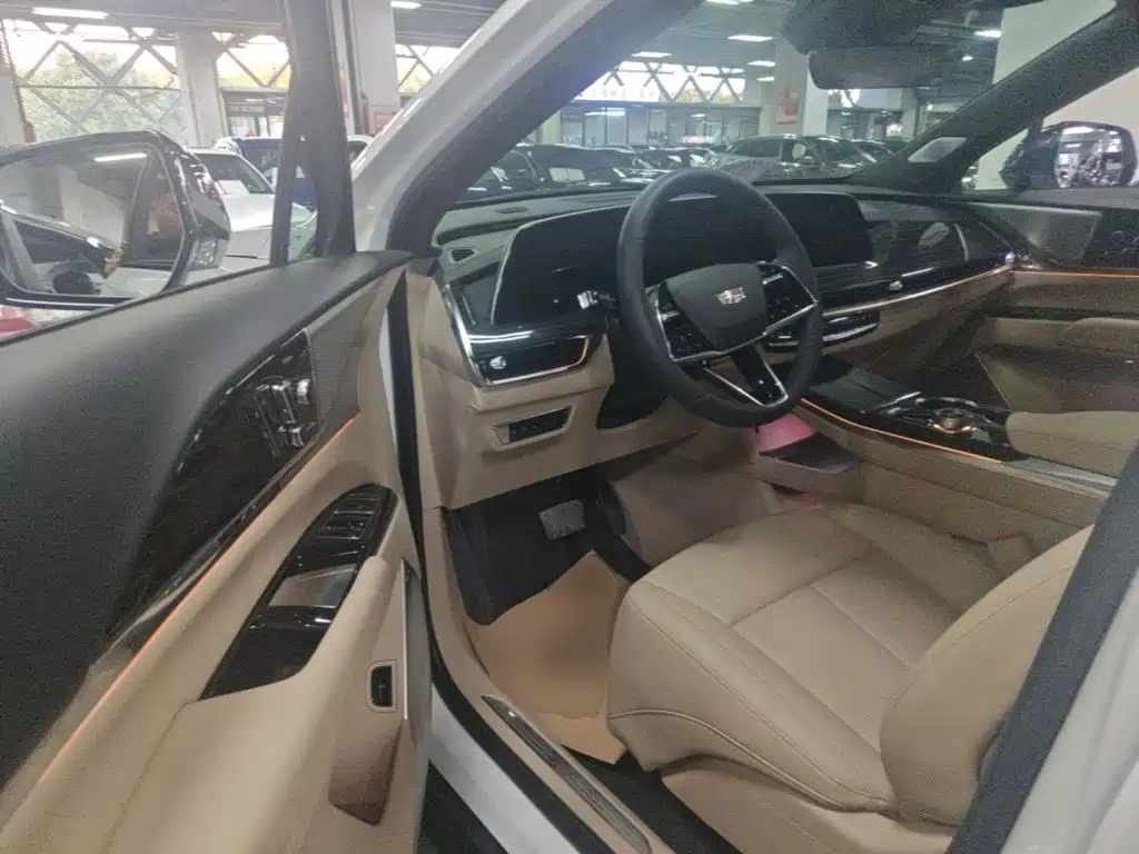 Фото 16 - Cadillac XT5