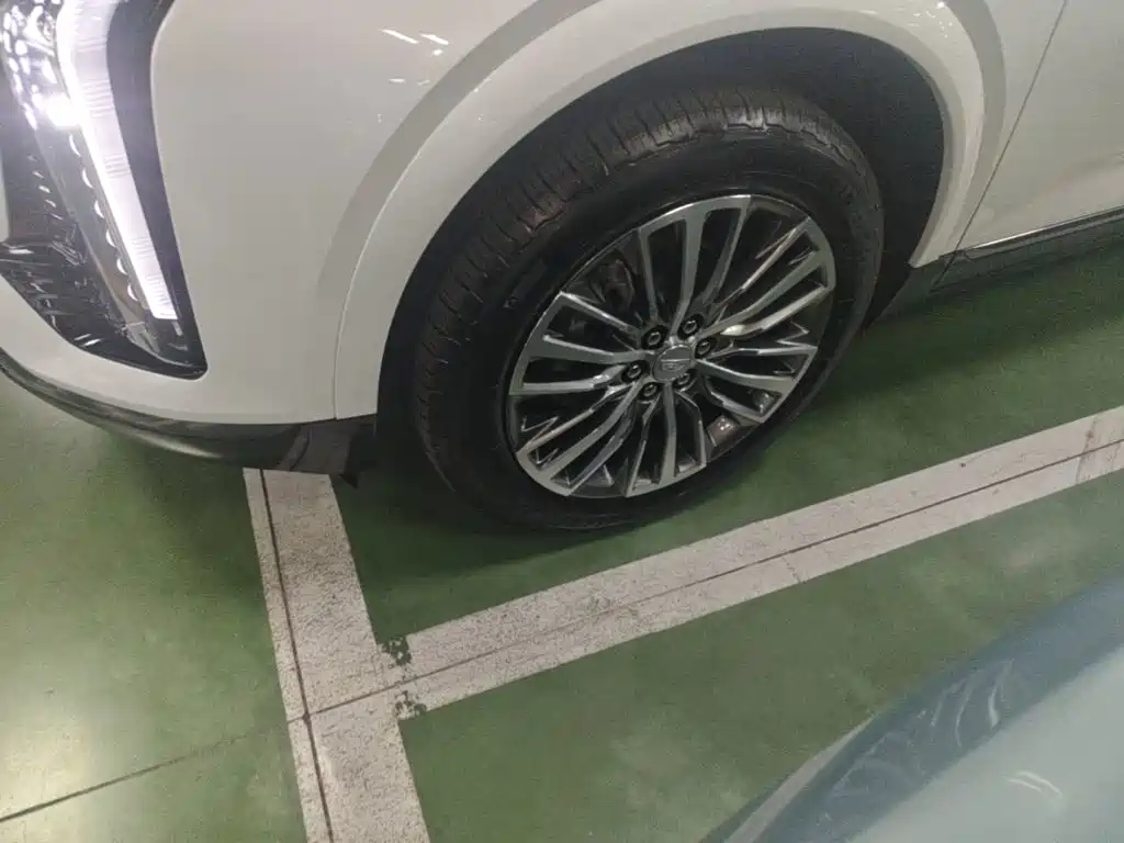 Фото 23 - Cadillac XT5