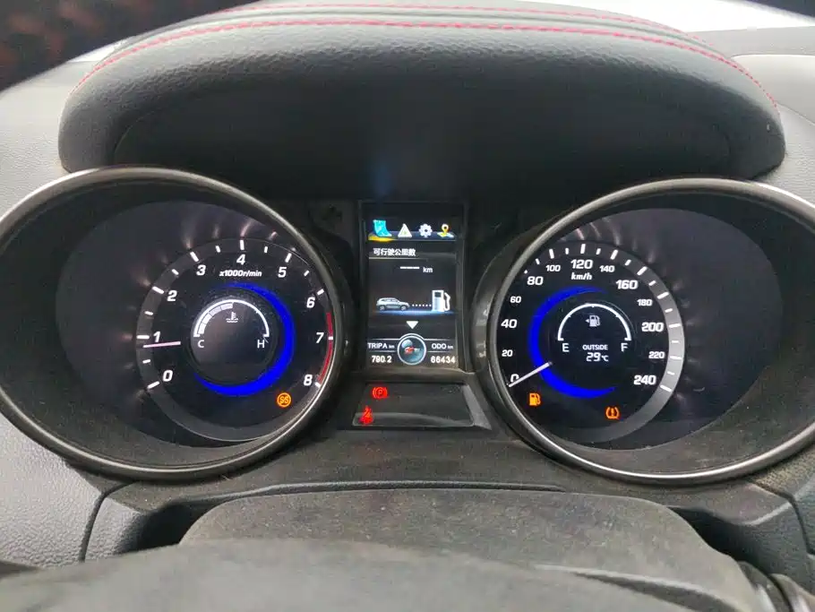 Фото 14 - Changan CS75