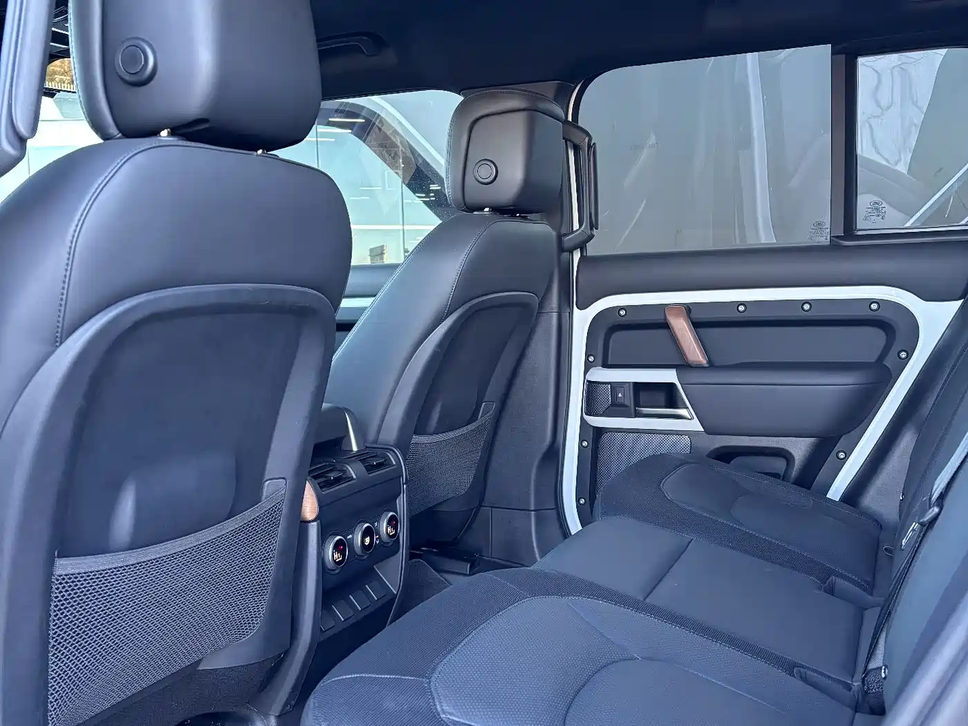 Land Rover Defender 2023 Model 110 3.0T P400 X-DYNAMIC HSE фото 15