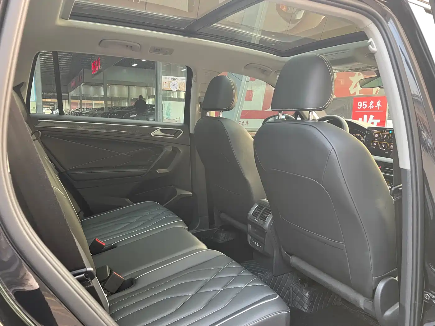 Volkswagen Tiguan L 2024 Outstanding 330TSI Auto 2WD R-Line Dragon Glory Edition фото 8
