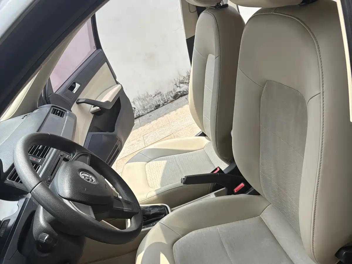 Škoda Rapid 2016 1.6L Automatic Pioneer Edition фото 9