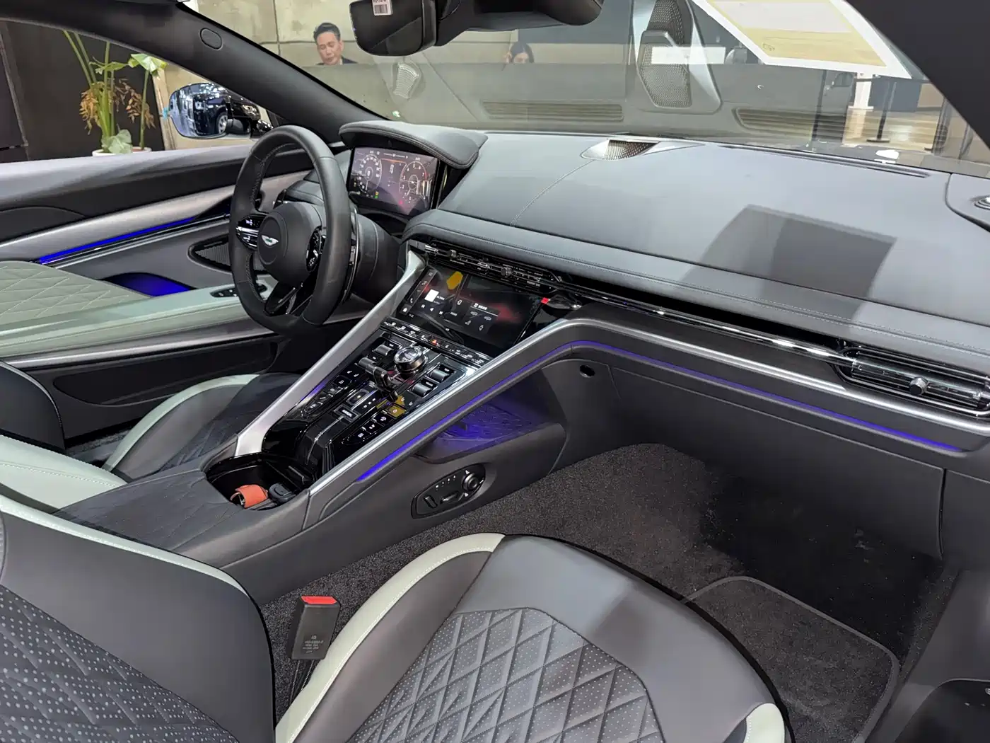 Aston Martin DB12 2025 4.0T V8 Coupe фото 16