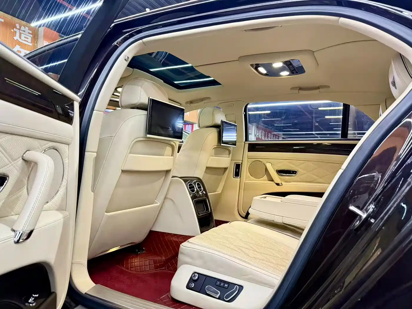 Фото 11 - Bentley Flying Spur