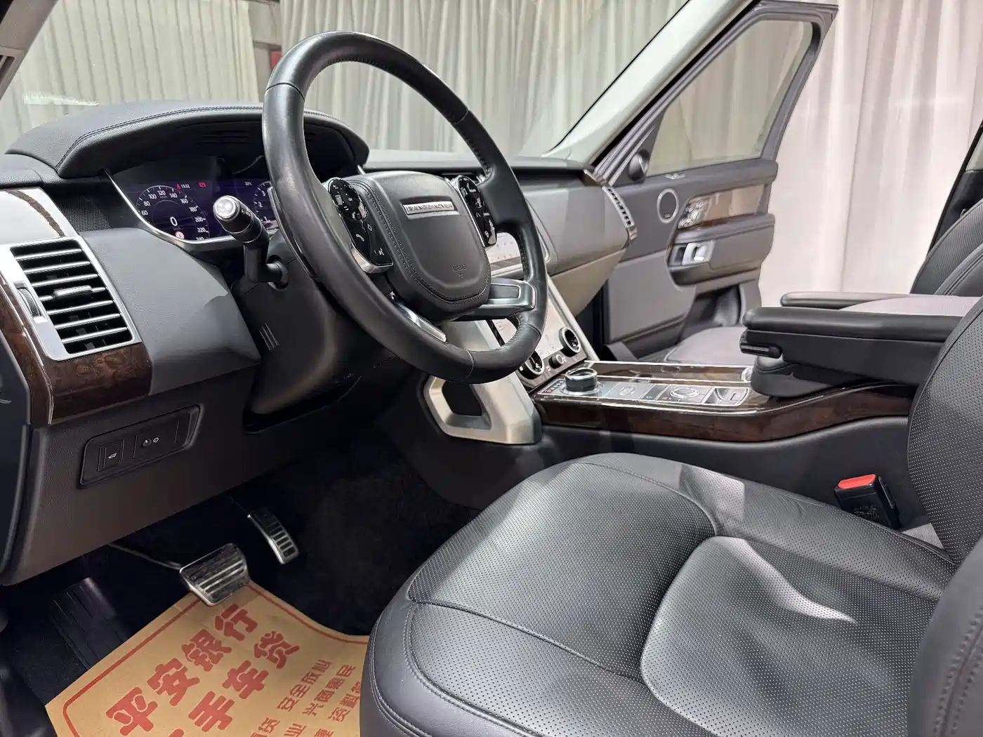 Land Rover Range Rover 2021 3.0 L6 Heritage Extended Classic Edition фото 9