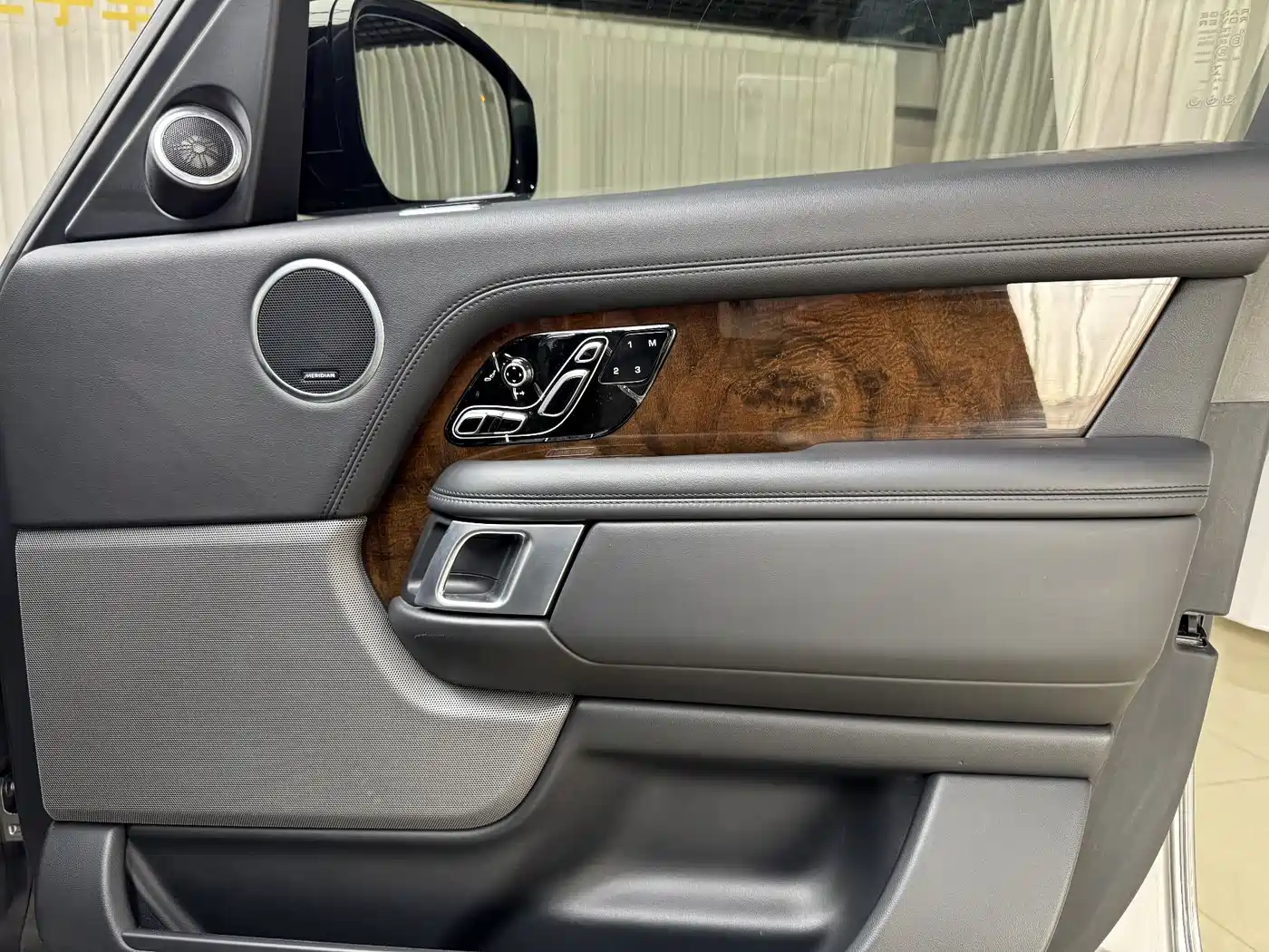 Land Rover Range Rover 2021 3.0 L6 Heritage Extended Classic Edition фото 14
