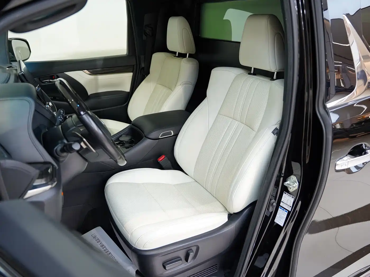 Lexus LM 2020 300h 4-Seat Imperial Edition фото 20