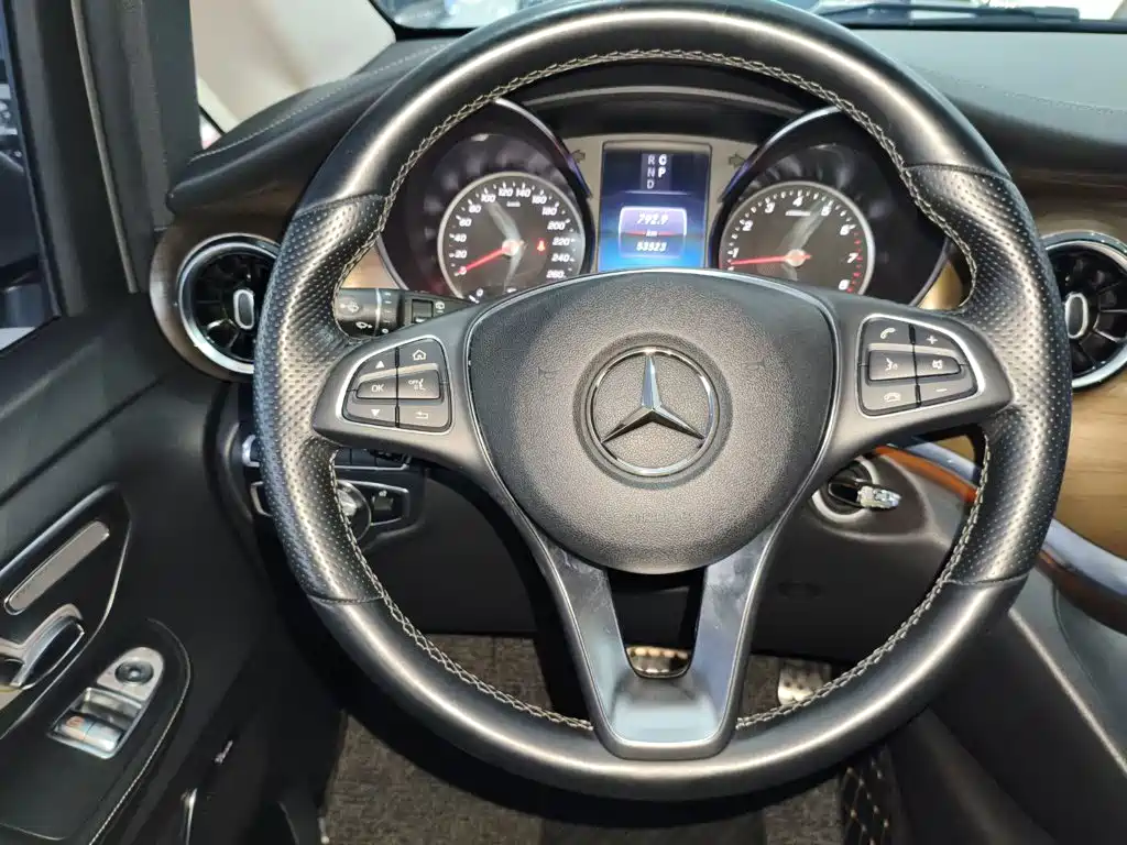 Photo 10 - Mercedes-Benz V-Class