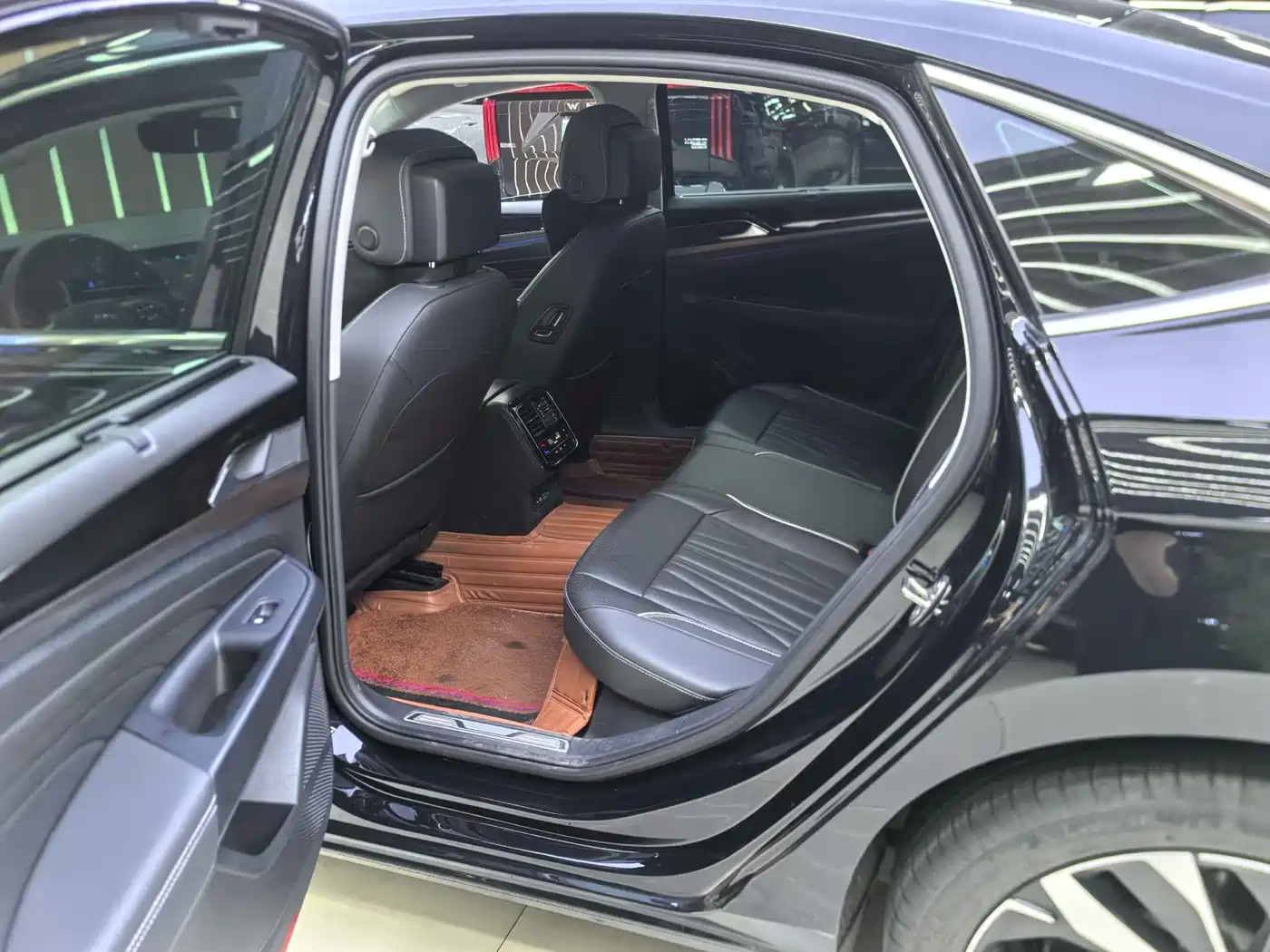 Volkswagen Passat 2023 Facelift 330TSI Luxury Edition фото 7