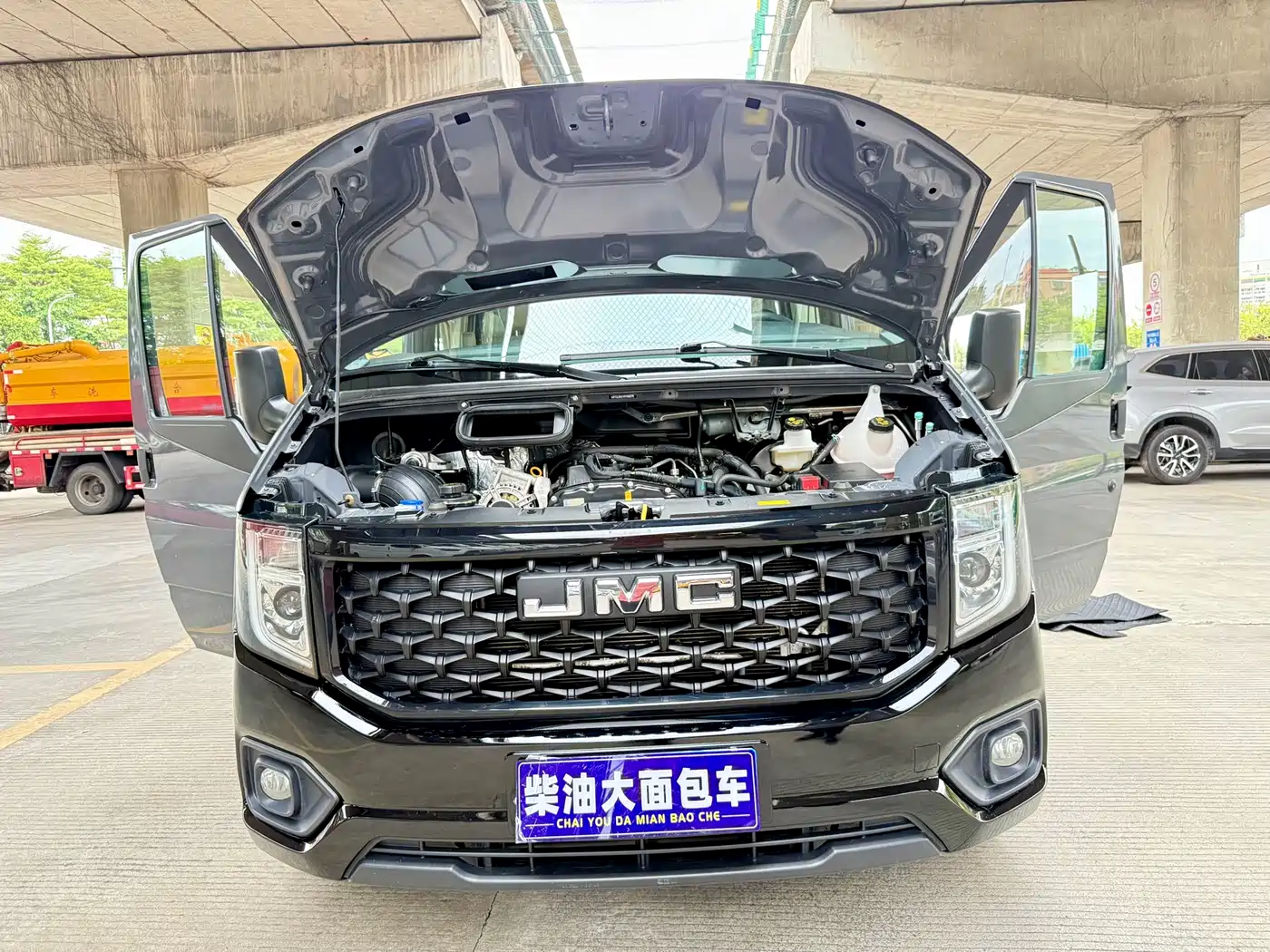 Jiangling JMC Fushun 2024 2025 Model 2.0T 8AT Diesel Medium Wheelbase Low Roof Commercial MPV 5/6 Seats