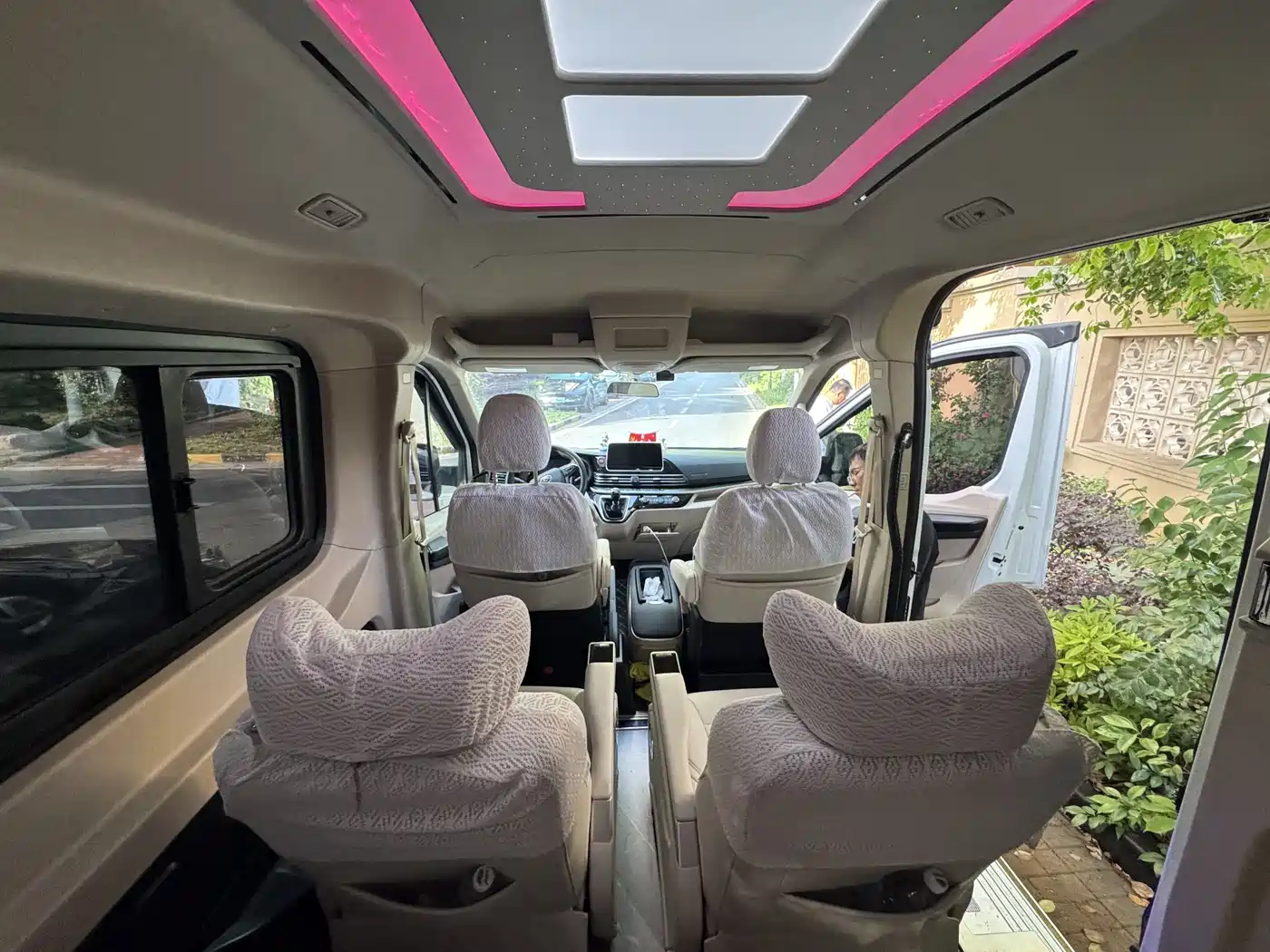 SAIC Maxus Xintu V90 2024 Zhida Commercial Version 2.0T Manual RWD Long Wheelbase High Roof Single Rear Tire 9-Seater фото 7