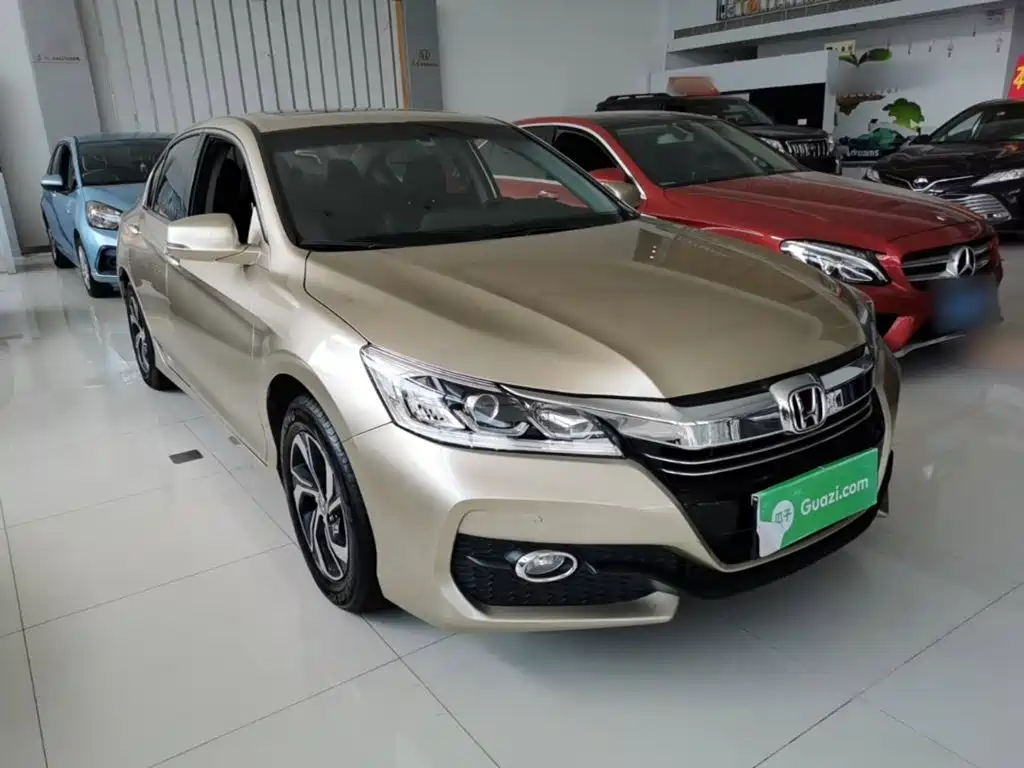 Фото 4 - Honda Accord