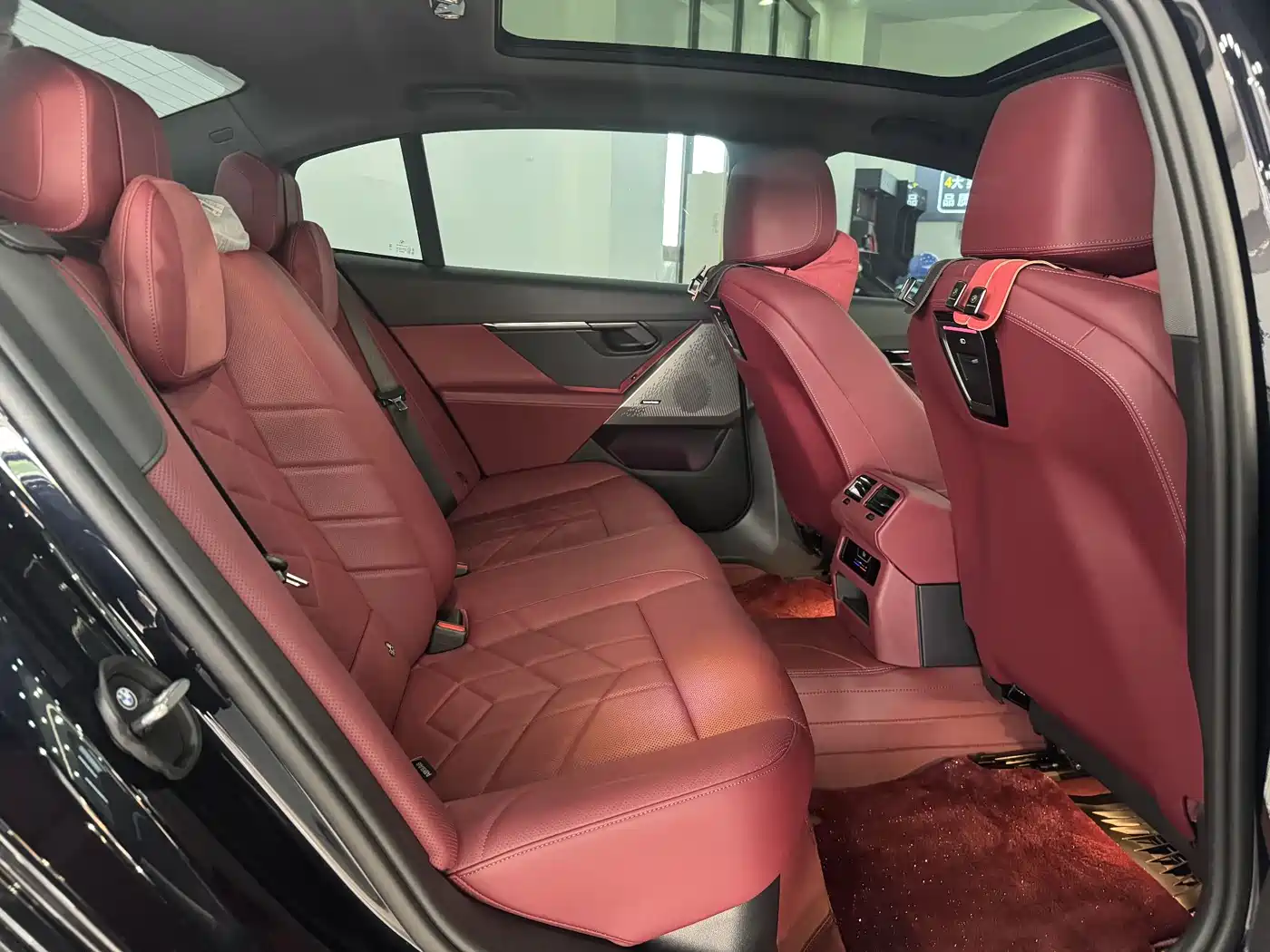BMW 5 Series 2025 530Li Leading M Sport Package фото 6